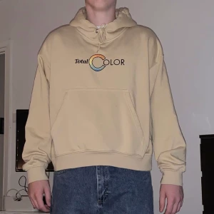 Supersnygg hoodie från weekday - Aldrig använd och i superbra skick💕🥰🥰💕💕 passar både tjejer och killar🥰🥰💕💕💕💕💕
