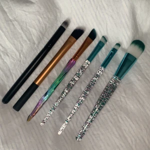 Fina sminkborstar (såklart oanvända) - Har samlat på mig några sminkborstar från olika set som jag inte använder. En är från real techniques och resterande borstar är från olika set som jag köpt i Thailand. Givetvis är de inte använda!! Vill du köpa någon enstaka borste går det bra🥰