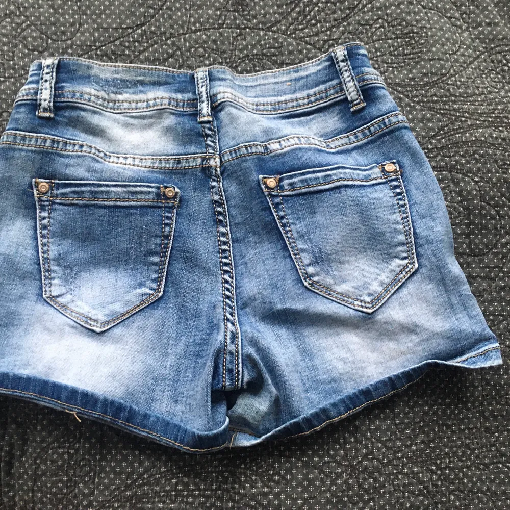 Bekväma och snygga jeansshorts i strl XS, okänt märke. Superbra skick och bara använda en gång! . Shorts.