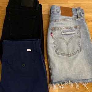 Levis jeans, kjol - Säljer mina väldigt sparsamt använda levis jeans och kjol. De svarta jeansen är en bootcut modell, och är i storlek 27. De blåa byxorna är ett bar chinos, storlek w.24. Säljer även min jeans kjol, även den är från Levis och har storlek 26. 200kr per del.
