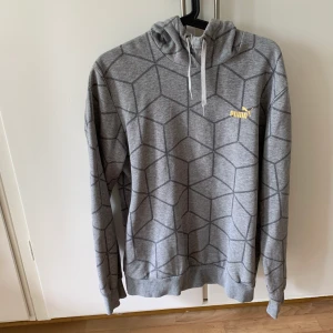 Puma hoodtröja - Snygg skön samt bekväm hoodtröja i grått av märke Puma.