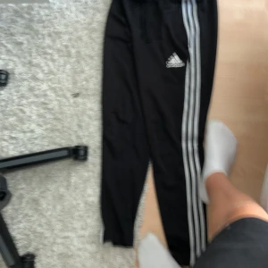 Adidas brallor - De är använda en del men behållna i bra skick ungeäfr 7/10