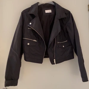 Prasseljacka - Jacka från sisters, står inte vilken storlek då den är borta men jag skulle säga M.