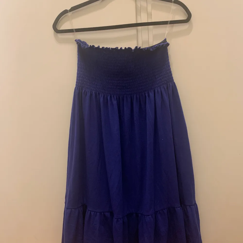 Säljer denna jättefina marinblåa kjolen. Man kan även använda denna kjol som klänning om man vill det. Använd fåtal gånger och säljer den på grund av att den inte har kommit till användning. Bra skick. Köparen står för frakt eller möts vi upp i Stockholm. Kjolar.