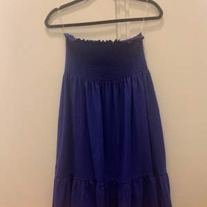Säljer denna jättefina marinblåa kjolen. Man kan även använda denna kjol som klänning om man vill det. Använd fåtal gånger och säljer den på grund av att den inte har kommit till användning. Bra skick. Köparen står för frakt eller möts vi upp i Stockholm