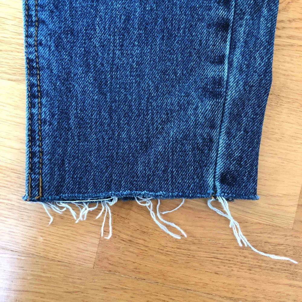 Mörkblå jeans med en snygg stentvätt. Snygga slitningar vid ankeln. Mom jeans, alltså en lite lösare fit. Använd endast en gång. Frakt tillkommer.. Jeans & Byxor.