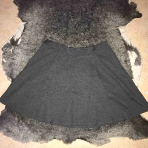  - Grå tygkjol från Ginatricot! Kan mötas upp i Gävle eller frakta då köparen står för kostnaden! 🥰 
