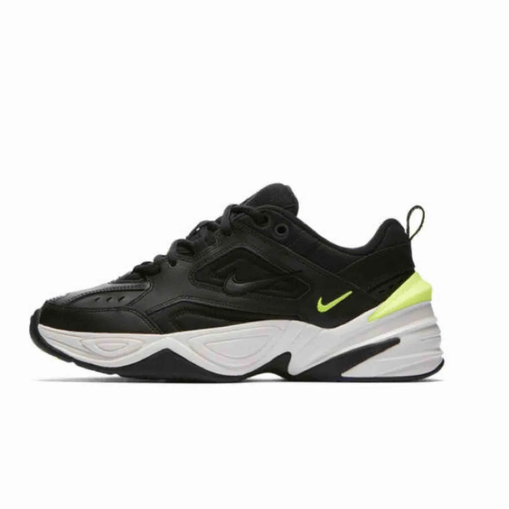 Min aaabsoluta favoritskomodell! Nike M2K Tekno. Dessa är i Black Volt colorway. Köpta på Net A Porter, endast använda 1 gång pga för stora för mig (är en liten 39a). Ordinariepris 1000 SEK. Möts helst upp i Malmö, annars splittar vi på fraktkostnaden :—). Skor.