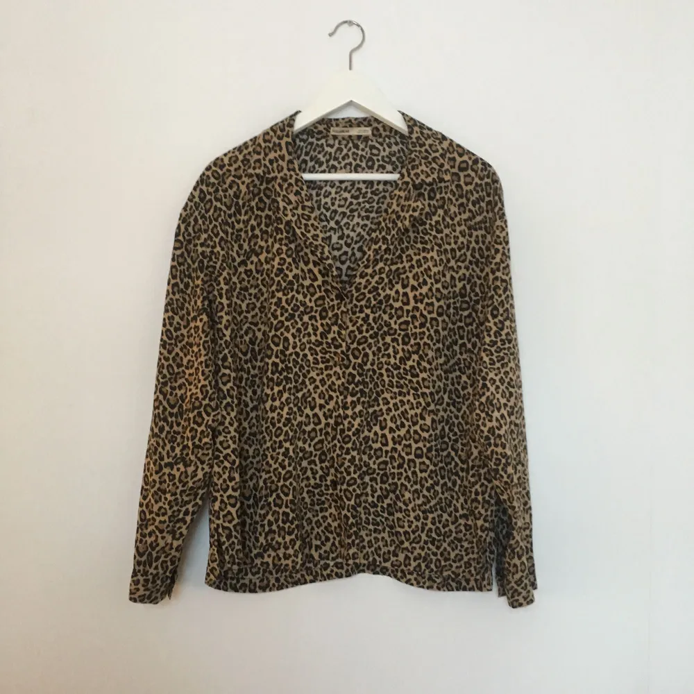 Oanvänd skjorta från PULL&BEAR i stl M🌸 Leopard mönster.. Skjortor.