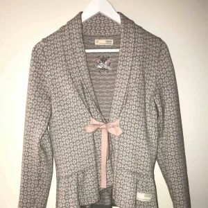  - Jag säljer en Odd Molly kofta med knytning fram.  Storleken är 1 som motsvarar en S. Nypris: 1795. Den kommer från ett djur och rökfritt hem. 