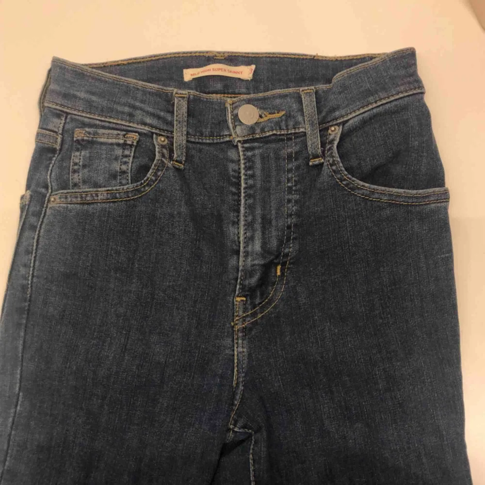 Super skinny Levi’s jeans med hög midja som går upp över naveln. Väldigt skön modell men tyvärr för små. Nypris: Ca 1000kr. Väldigt bra skick. W23 L32. Jeans & Byxor.