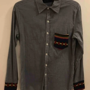  - En av mina favoritskjortor måste jag ge möjligheten för någon annan att ta del av. Jag har ”vuxit” ur den.., Den passar nog dig som är ca 170cm och väger runt 60kg som jag gjorde när den inhandlades.  