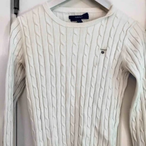  - Ganttröja som knappt är använd. Färgen är vit och är i storlek M 