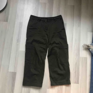  - Gröna cargo liknande byxor från h&m  Betalning sker via swish och köparen står för frakten. Jag tar inget ansvar om posten slarvar bort paketet eller liknande. 