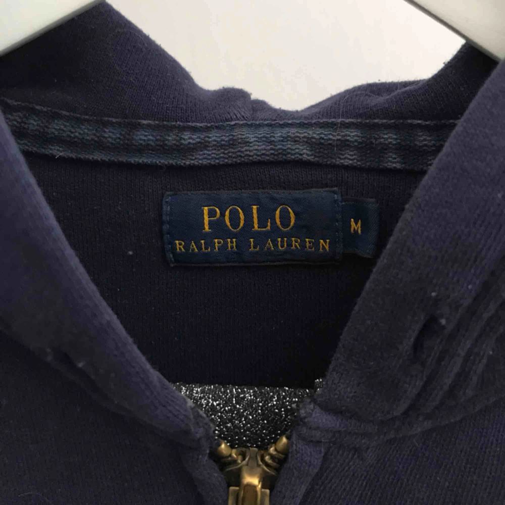 Snyggaste tröjan från Ralph Lauren, mörkblå med kul häst. Det står strl M i tröjan men den är som en xs-s.  350kr inklusive frakt!😊  Endast seriösa hör av sig, tack!☺️. Tröjor & Koftor.