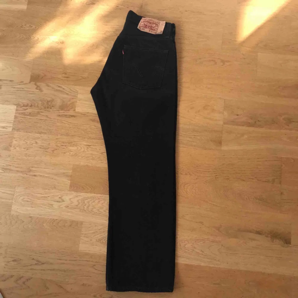 Svarta helt oanvända jeans från Levis i modellen 501 . Jeans & Byxor.