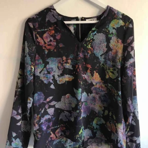  - Blus från Veromoda med dragkedja på ryggen. Använd endast en gång! Köpare står för frakt (frimärken) ✨