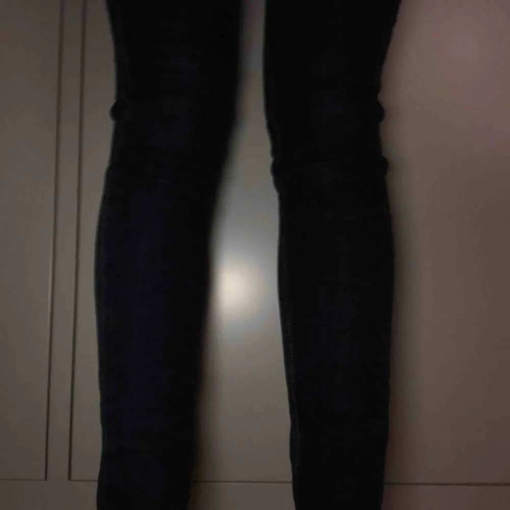 Mörkblå tajta jeans från Zara. Knappt använda. Kedja ej till salu. Jeans & Byxor.
