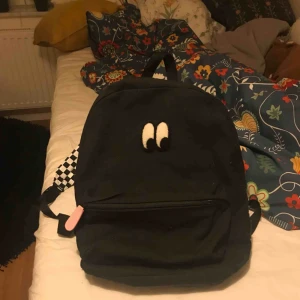  - en as ball ryggsäck ifrån vans collaboration (samarbete) med lazy oaf. den är limited edition, och as cool inuti. den har även super najs axelremmar med ett schack mönster. bästa för skolan eftersom man får plats med sjukt mycket <3  
