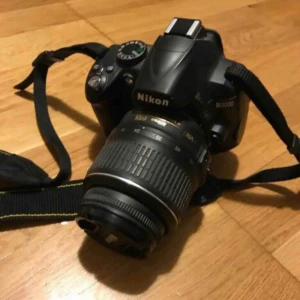  - Säljer min Nikon d3000 kamera då jag inte fotar särskilt mycket längre. En kamera i toppskick och funkar precis lika bra som den gjorde när den var ny. Du betalar frakten! Har tyvärr kastat kartongen men fraktas i kameraväska. Nypris: ca 4000kr 