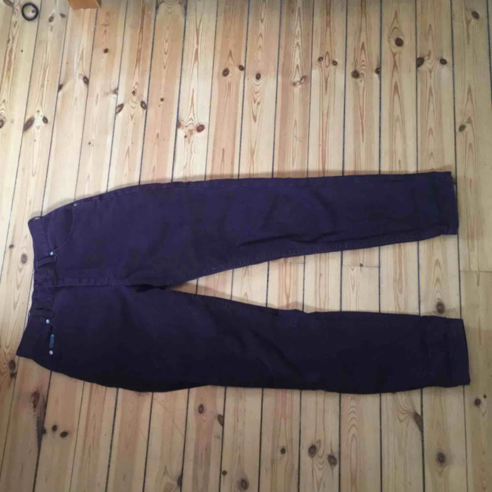 Fina mörklila/vinröda vintage jeans från Lee, köpta på Beyond Retro. Dvs begagnade men jag har själv aldrig använt dem. Säljer pga för stora!✨  Kan mötas upp i Stockholm!  Frakt: 55 kr. Jeans & Byxor.