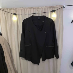  - Svart supersnygg jacka/kavaj i skubamaterial från Lindex.   Betalas med swish. Kan mötas upp i Halmstad eller skicka mot frakt som betalas av köparen. 