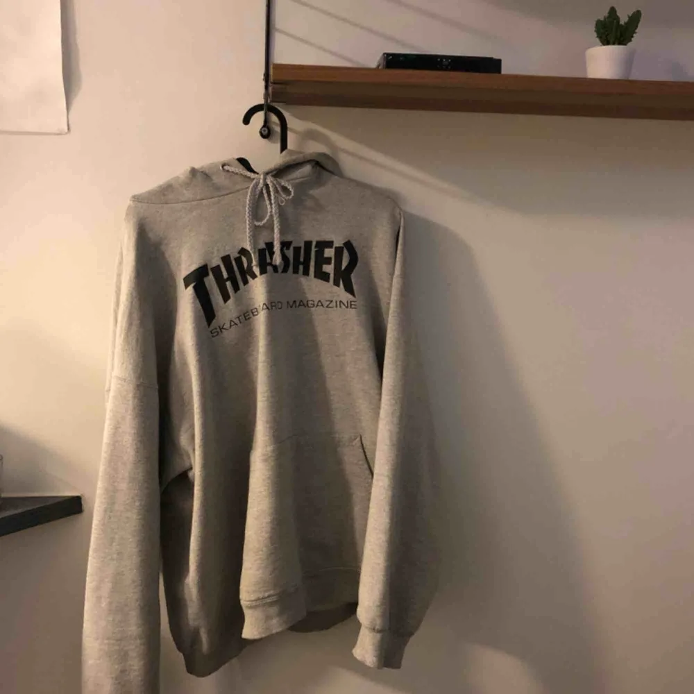 säljer en grå thrasher hoodie, passar som en L-XL!  det är en liten fläck (bild 2) på axeln typ, men eftersom tröjan är grå så märks den knappt!  finns i gbg, kan även skickas:) frakt kostar 69kr. Hoodies.
