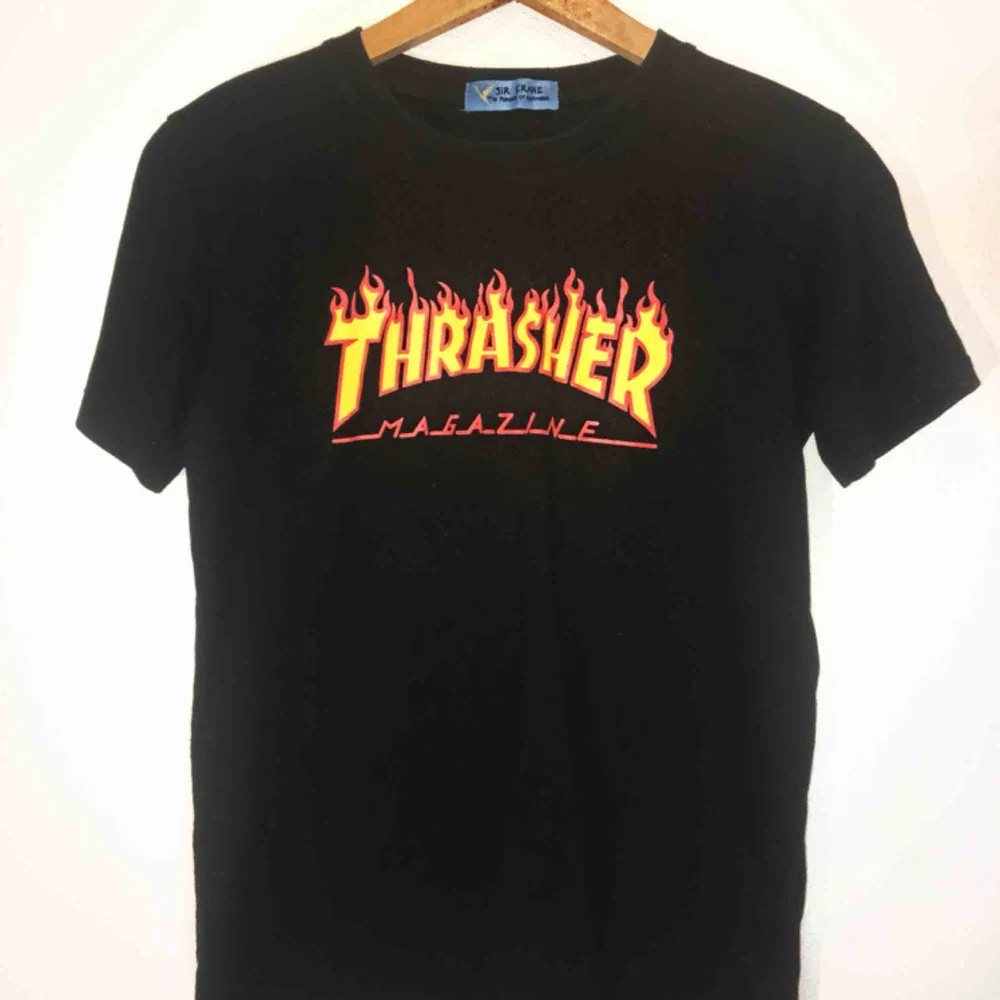 Fake Thrasher-tröja. Knappt använd, så jättefint skick!💖   💙 Fraktar & möter upp 🦋. T-shirts.