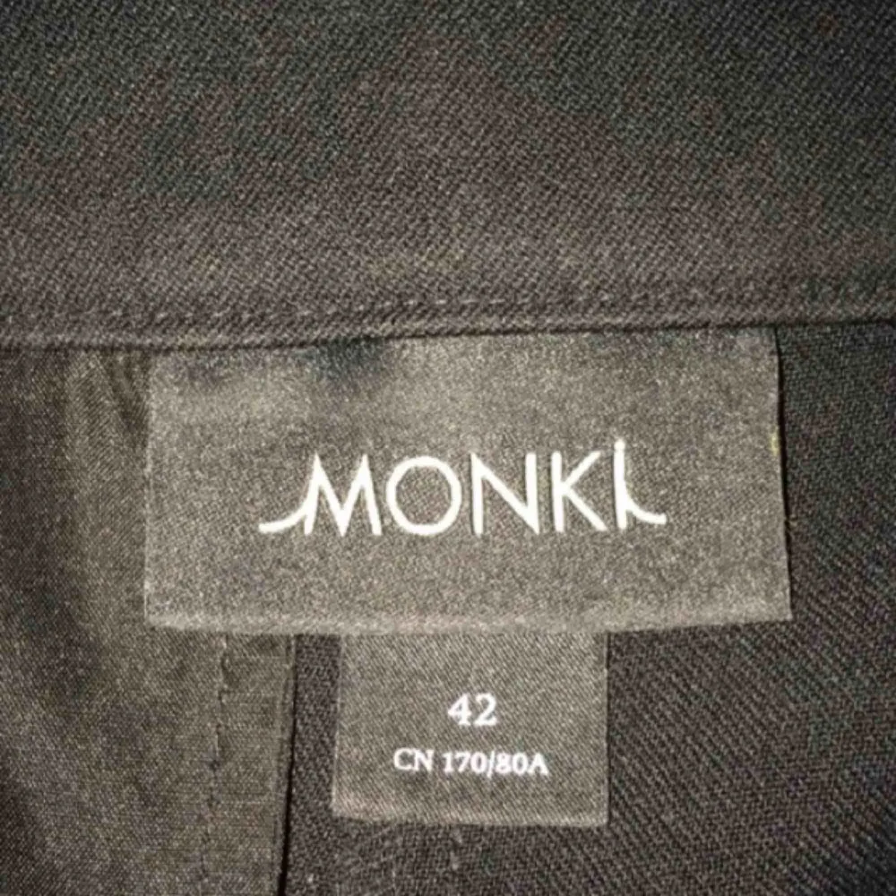 Svarta byxor med slitsar framtill, i storlek 42 från Monki. Är i mycket fint skick men säljer p.g.a. fel storlek. Fraktar ej men möts upp och tar endast emot Swish-betalning.. Jeans & Byxor.