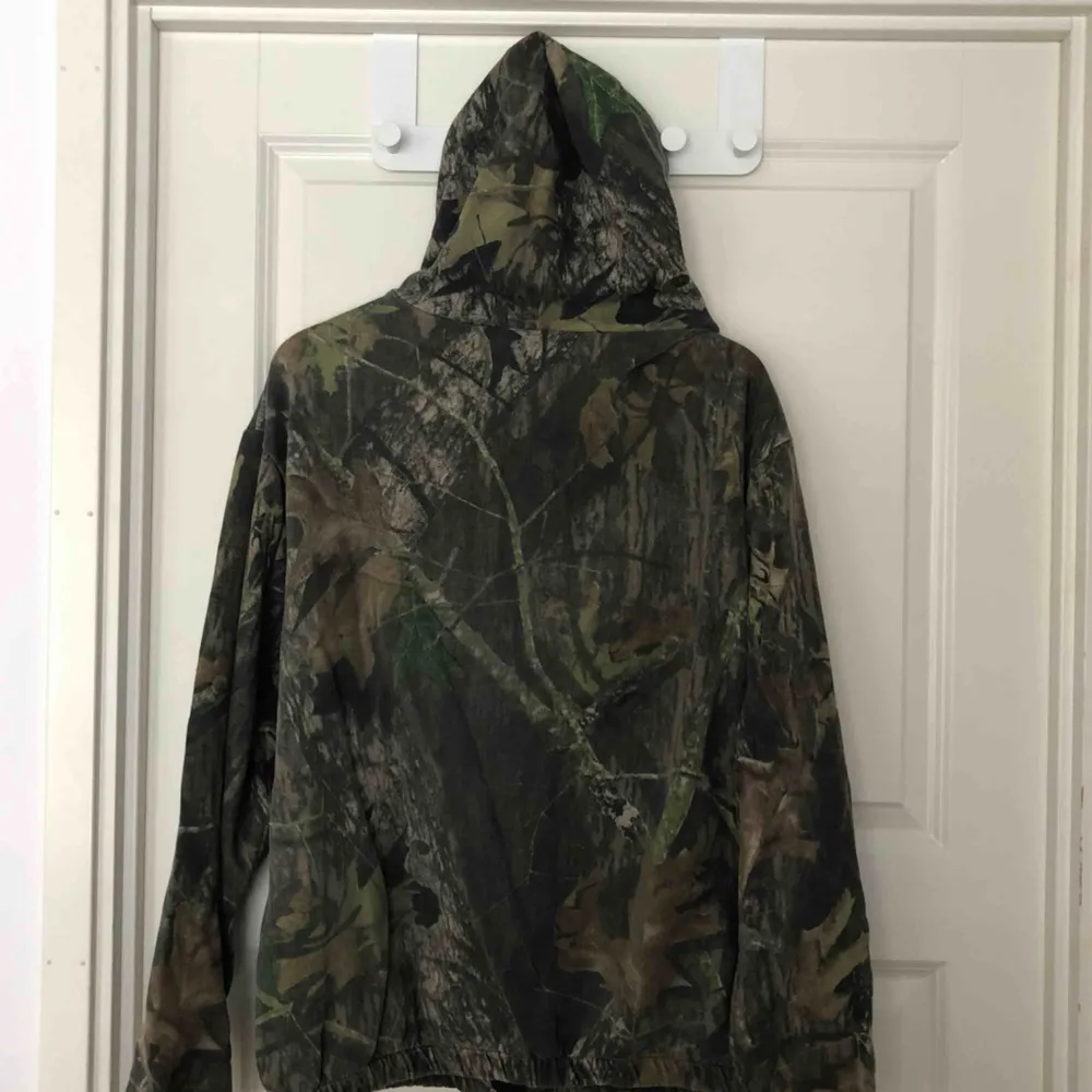 Snygg hoodie i storlek XL, väldigt snygg att använda som oversize. 100kr + frakt eller mötas upp i Stockholm . Hoodies.