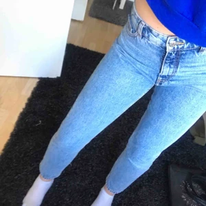  - Hej! säljer nu mina kimomo byxor från monki i strl 28 pga att dom är för små! i modellen high relaxed, inköpta för 400kr och säljer för 200kr + frakt (30kr). Hör gärna av er!