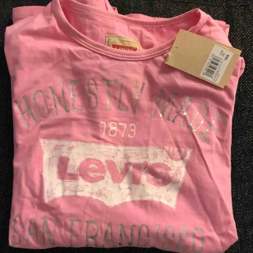 Helt ny Levis långärmad tröja jätte fin rosa färg. kan frakta men då står köparen för frakten😊. Tröjor & Koftor.