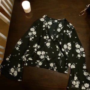  - JätteFin blus, med ballongarmar 😊  