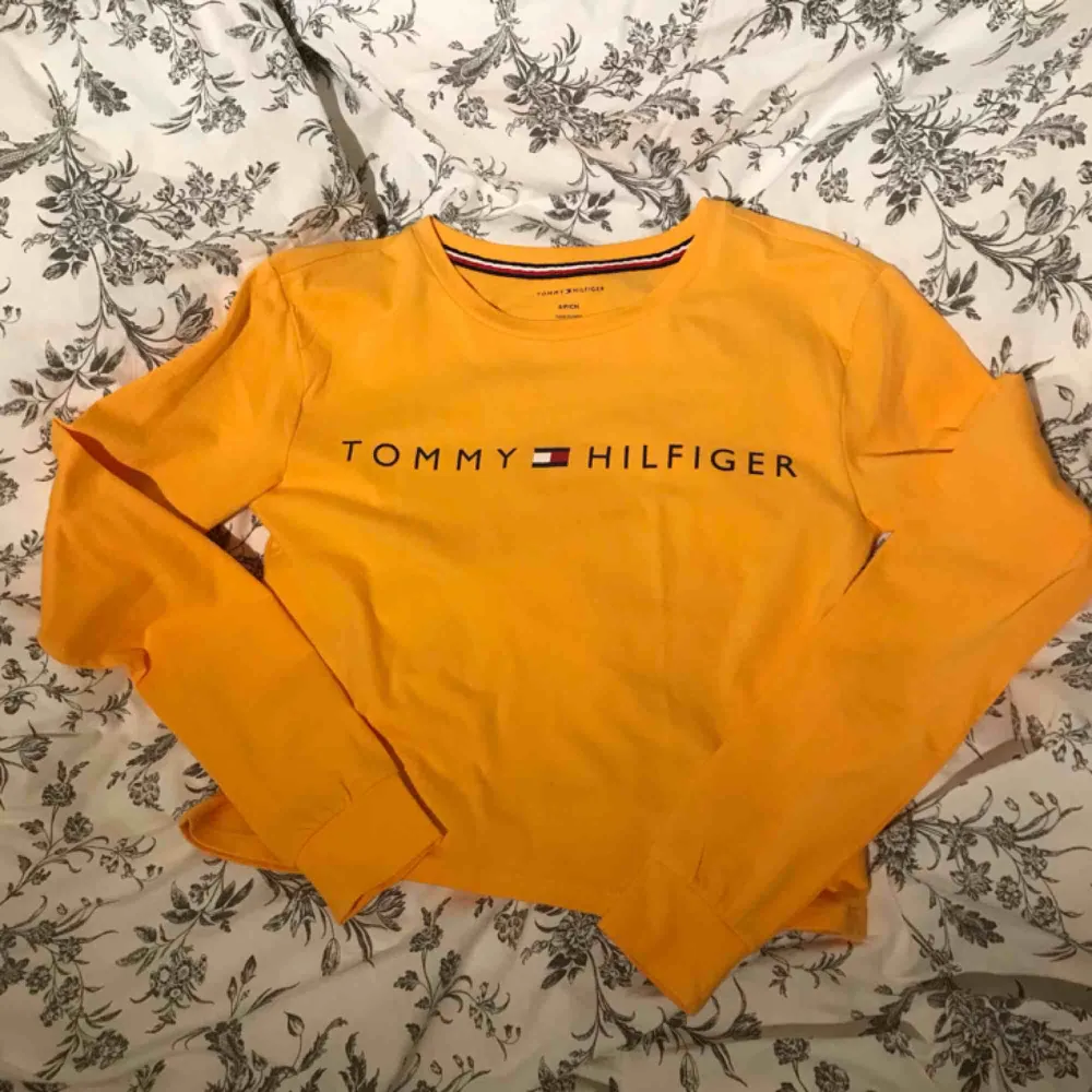 Jättefin brandgul Tommy Hilfiger tröja köpt på Pacsun i USA för ett par veckor sedan. Äkta såklart. Aldrig använd. Säljer då det inte är min stil. Priset kan diskuteras. Tröjor & Koftor.