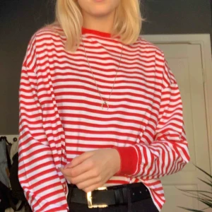  - Röd- och vit-randig tröja från HM, väldigt snygg och i bra skick! 