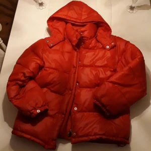  - Röd vinterjacka, stl. 152. Hämtas i Mehedeby eller kan tas till Tierp. Bra skick!