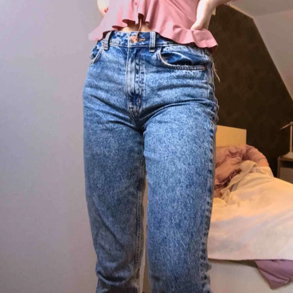 Snygga momjeans från h&m som tyvärr har blivit för korta för mig:/ ordpris: 399kr säljer för 70+frakt. Jeans & Byxor.