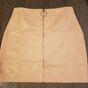  - vit glansig skinnkjol!