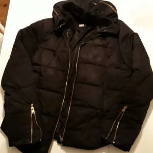  - Jättefin svart vinterjacka med guldetaljer, hämtas i Mehedeby eller tas till tierp