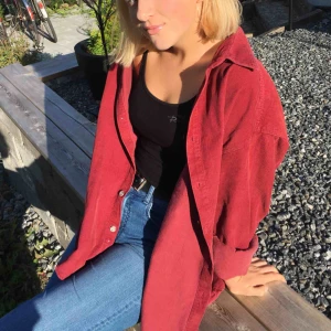  - Säljer denna vinröda oversized Manchester-skjorta köpt på Humana! Riktigt fint skick och sjukt ball om jag får säga det själv🤪🤪 köparen står för frakten! 