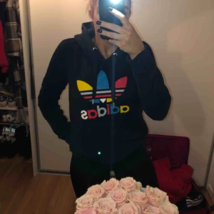  - Säljer ännu en hoodie, från adidas :) nice tröja med lite färg!