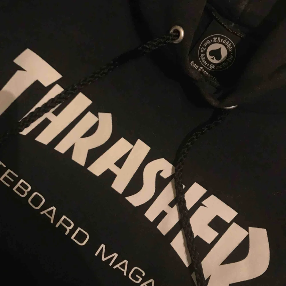 Svart Thrasher hoodie, använd rätt mycket men den är i bra skick! Köparen betalar frakt🥰🥰. Hoodies.