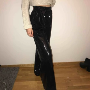  - Supercoola paljettbyxor fån Missguided, nypris 349kr. Helt oanvända, säljer pga känner inte att jag har tillfällen då jag kan använda dem. Passar även strl 36. Priset är exklusive frakt, köpare står för frakt.
