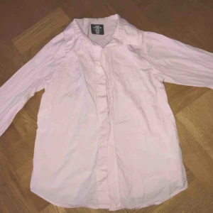  - Ljusrosa skjorta! Storlek 134/140 skulle passa XXS bra skick!