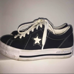  - Ett par svarta Converse Mademe! Inte mycket använda så dem är i väldigt bra skick, ett par nya skosnören tillkommer också! Sulan är lätt att göra ren! Köpta för 1099kr, säljer för 800+frakt :) 