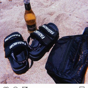  - Svarta sköna sandaler med gummiband bakom hälen, använda ett par gånger på en resa men inte mer än så och därför säljes dem!