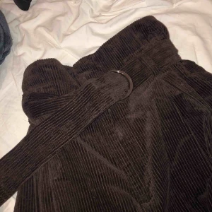  - Manchesterbyxor från & Other Stories, utsvängda från knäna och neråt. Tillhörande bälte.