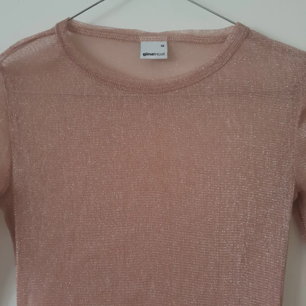 Fin glittrig rosa långärmad mesh topp från Gina tricot i storlek xs. Passar även s. Frakt ingår :). Toppar.