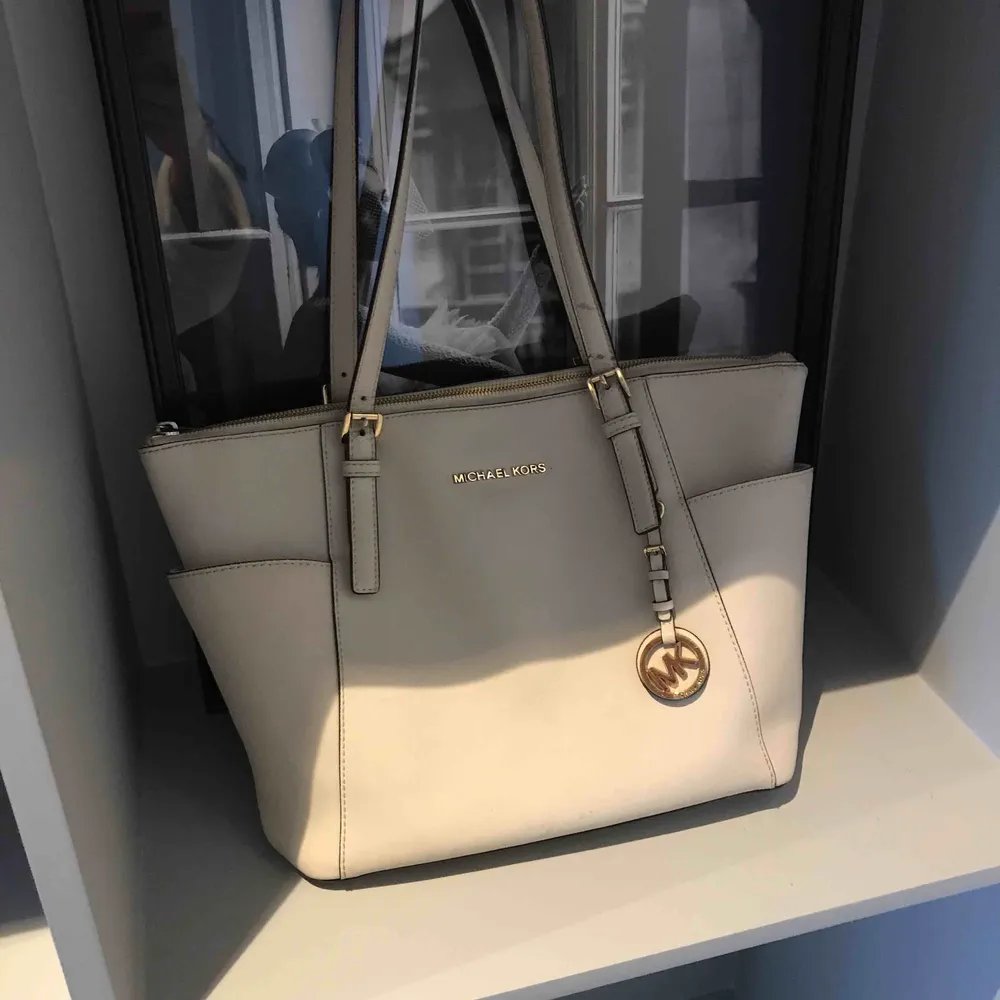 Michael kors väska som jag tröttnat på och därav vill sälja. Köpt för ca 2 år sedan så handtagen är lite slitna men absolut inget man stör sig på. Fint skick annars!  Ord. Pris 2199:- nu 500 kr + frakt. Väskor.