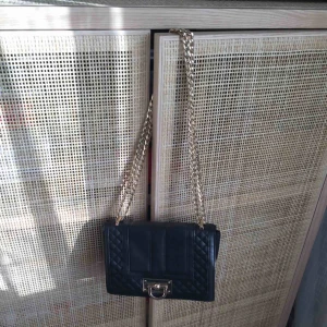  - Fin väska. Axelbandet kan regleras och göras långa. Fint skick!